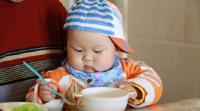 什么时候妈妈不能给宝宝喂饭？千万别错过宝宝独立吃饭的黄金期！