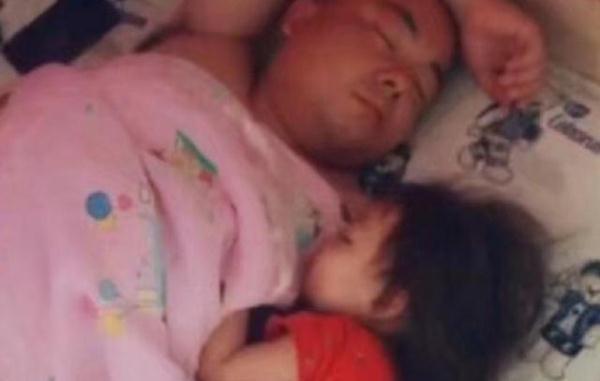爸爸搂着“小情人”睡得特别香，却发现儿子这样睡，太扎心了！