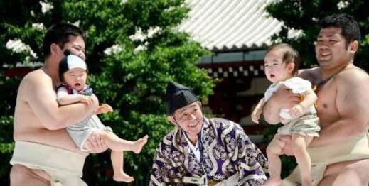 日本奇葩节日，主要内容就是把孩子吓哭，哭越大声越好