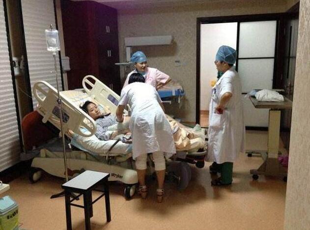 孕妇四种分娩姿势，哪种更容易顺产？不见得是常见的仰卧式