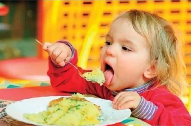 什么时候妈妈不能给宝宝喂饭？千万别错过宝宝独立吃饭的黄金期！