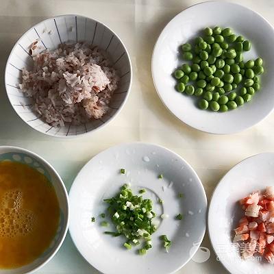 拿手菜-蛋包虾仁炒饭