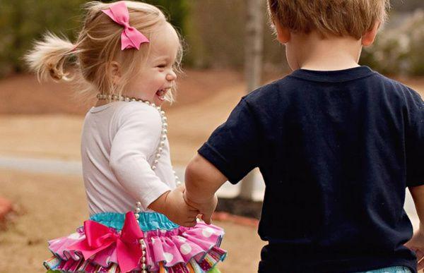 搬家后孩子没有朋友，妈妈鼓励她与隔壁男孩玩，孩子那样说！