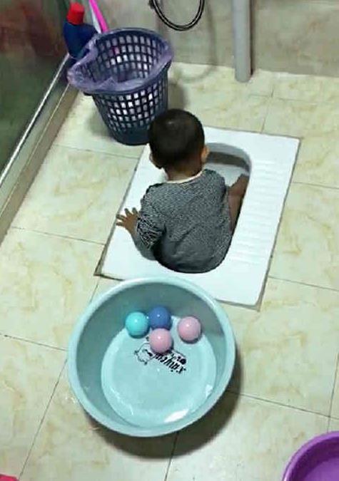 做饭时娃不见了，找到后洗洗还能要，还是妈妈亲不够的宝贝
