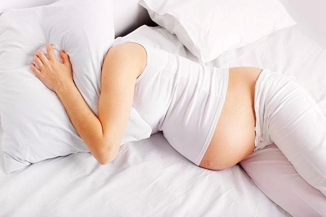 熊孩子碰到孕妇，不小心把饭撒到衣服上，孩子家长却要孕妇赔钱？