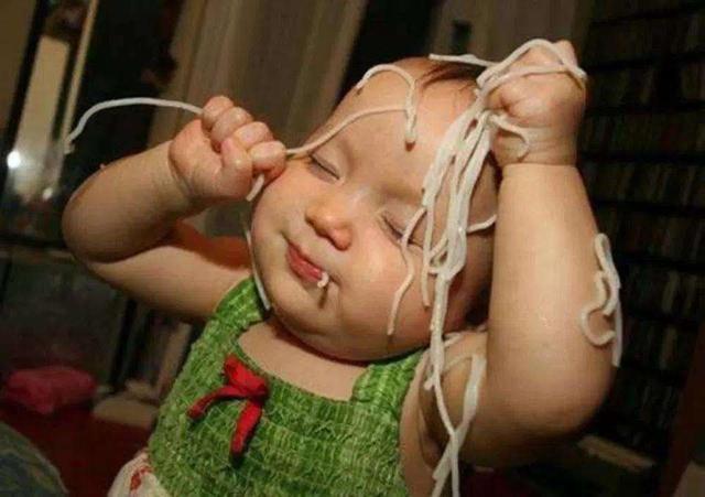 熊孩子碰到孕妇，不小心把饭撒到衣服上，孩子家长却要孕妇赔钱？