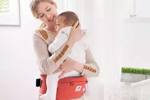 不要随便给宝宝用腰凳！婴儿背带和腰凳哪个更适合宝宝？