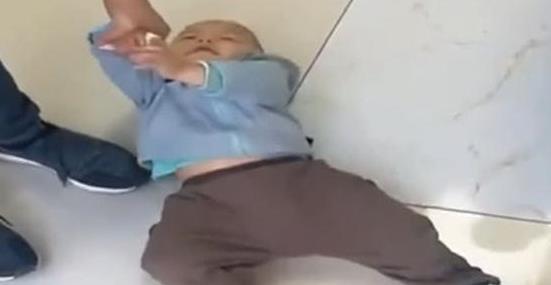 小宝宝耍“无赖”走红网络，1个动作引无数妈妈共鸣：同款宝宝！