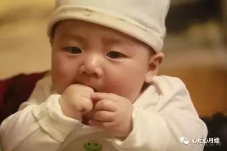 小婴儿吃手是聪明的表现 智力发育的信号！2岁后吃手要干预