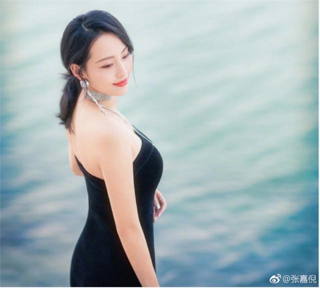 张嘉倪晒泳装照片 生完二胎身材依然那么好