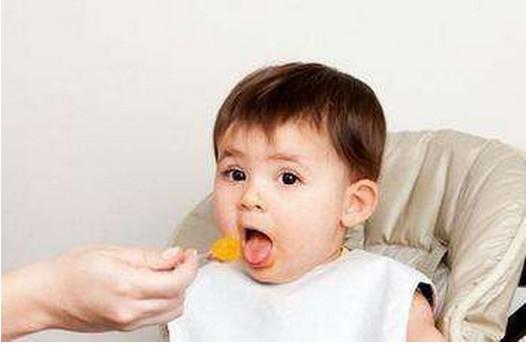 奶奶给1岁孙子喂食“它”，妈妈发现到后，直接把碗摔了！