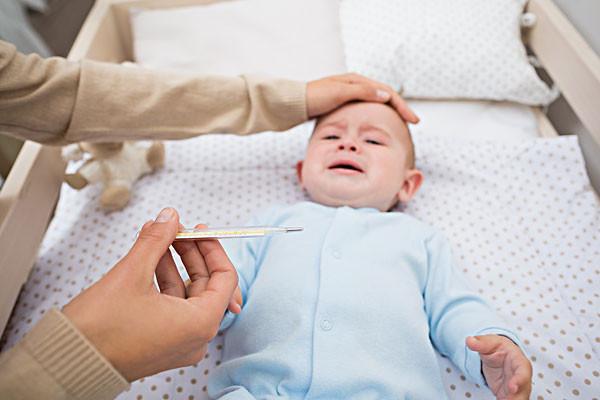 孩子发烧擦酒精？别害了孩子，这几种退烧妙招你要知道