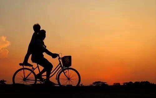 奶奶总打破妈妈给孩子立的规矩，使妈妈没有了权威，该怎么办？