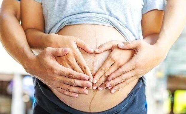 孕妇肚脐中间有条黑线,为啥有的笔直一条,有的却偏左或偏右?