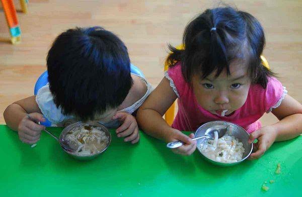 为什么孩子在幼儿园吃饭更香呢？看了这3点，你就了解了
