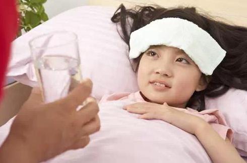 孩子发烧擦酒精？别害了孩子，这几种退烧妙招你要知道