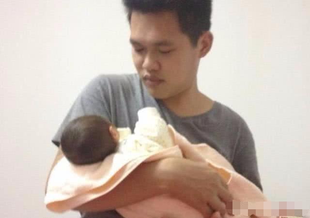 一岁内的宝宝，这3方面家长别太勤快，对宝宝发育会更好！