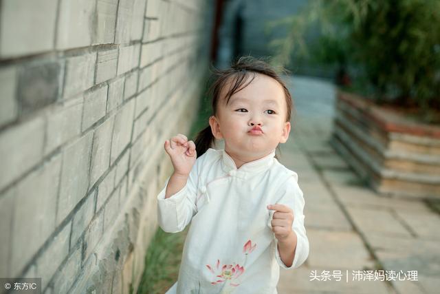 两三岁孩子不叛逆,长大了不仅会害羞,还难独立