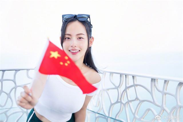 张嘉倪晒泳装照片 生完二胎身材依然那么好