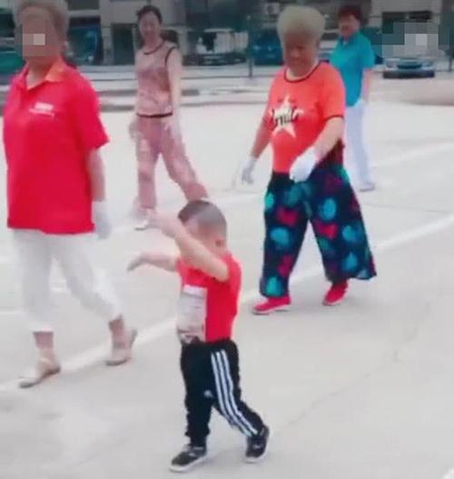 奶奶跳广场舞，4岁孙子也要跳，拍照发给妈妈，笑到妈妈肚子疼！
