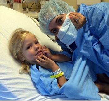 妈妈每天折断女儿腿3次，坚称这是值得的！