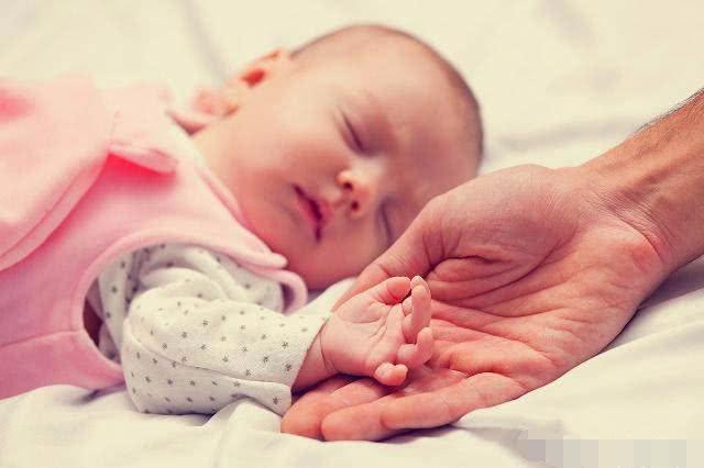 一岁内的宝宝，这3方面家长别太勤快，对宝宝发育会更好！