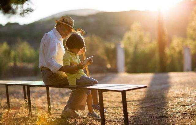并不是所有老人都不适合带孩子,就如这几种,孩子越带越优秀!