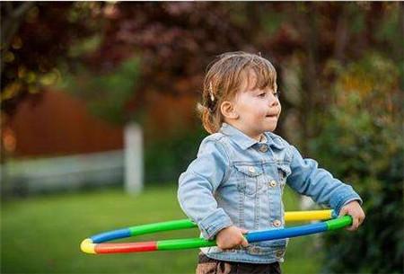 爸妈悠着点，不要再对孩子做这些事，不然会让他变很“自卑”