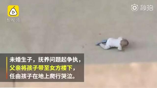 11个月婴儿在地上边哭边爬，如果父母决裂，请别拿孩子“开刀”