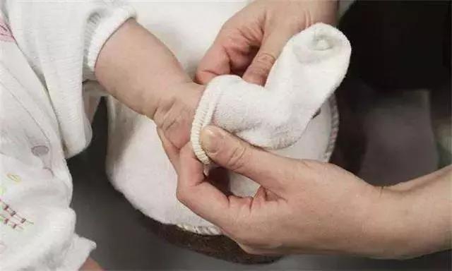 婴儿晚上睡觉时需要穿袜子吗？