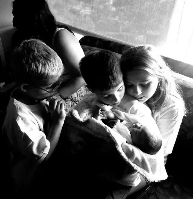 又一个小宝宝被亲死了！请告诉身边人不要随便亲你的孩子！