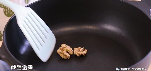 不用鸡蛋不用油，竟比蛋糕还好吃！蒸一蒸出锅，孩子肠胃也调理妥