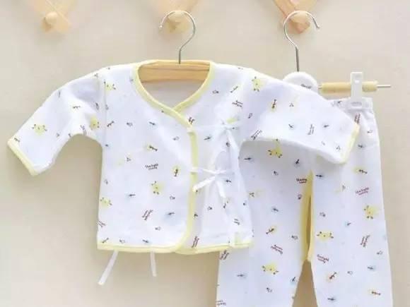 宝宝的第一件衣物你会怎么选？连体衣还是分体的呢？