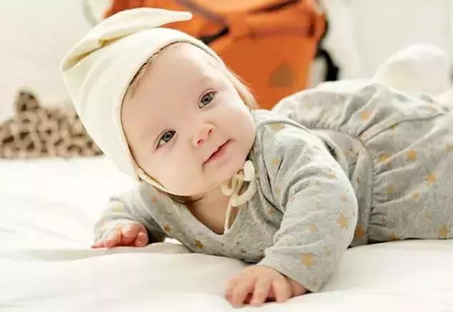 又一个小宝宝被亲死了！请告诉身边人不要随便亲你的孩子！