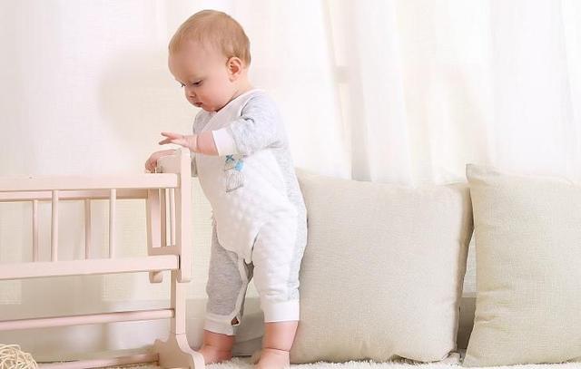 宝宝的第一件衣物你会怎么选？连体衣还是分体的呢？