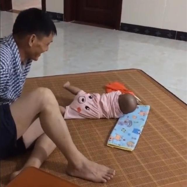 宝宝第一次翻身半天都不成功，爷爷看不下去，神举动太搞笑了
