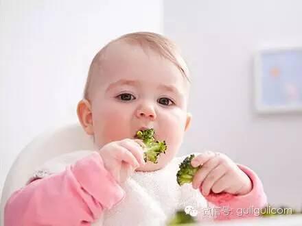 宝宝吃饭四样大忌：逗孩子玩千万别在用餐时！