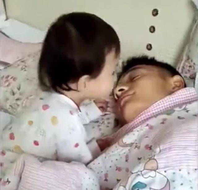 女儿叫爸爸起床，与儿子有着明显的差距，看完好想生一个女儿