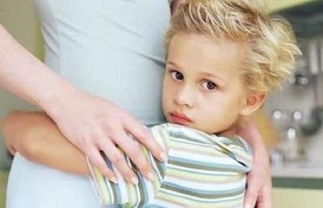 在独立的宝宝，在晚上都会黏妈妈，这是为什么？网友：暖哭了！