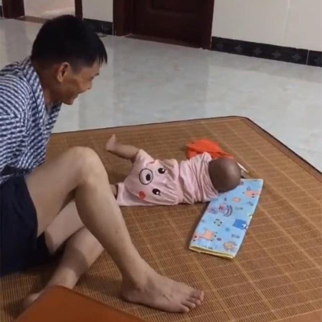 宝宝第一次翻身半天都不成功，爷爷看不下去，神举动太搞笑了