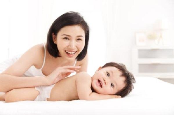 夜里宝宝有这几种表现，说明身体进入了发育高峰期，这样吃能加分