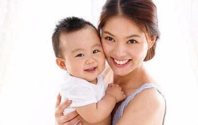 为什么孩子会走路还要抱呢？宝妈：知道原因后，再也不忍拒绝了