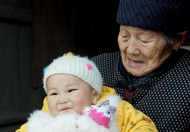 把孩子交给老人照顾，老人常对孩子说这种话，亲子关系会很危险