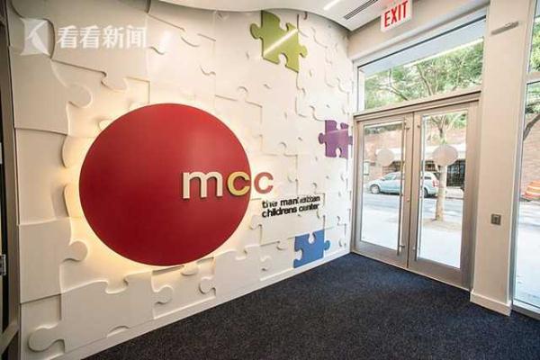 智障女孩朝同学吐唾沫 遭校车大叔揪帽撞头前座