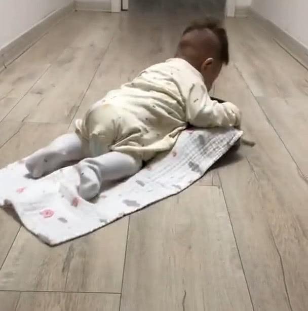 妈妈发现宝宝才是最好的扫地机，接下来的一幕，家人都看愣了