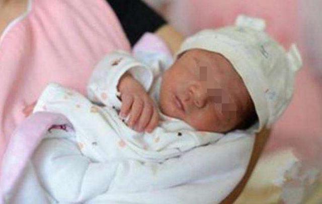 没手没脚的产妇生子，孩子出生后，她却哭着大喊：老天不公