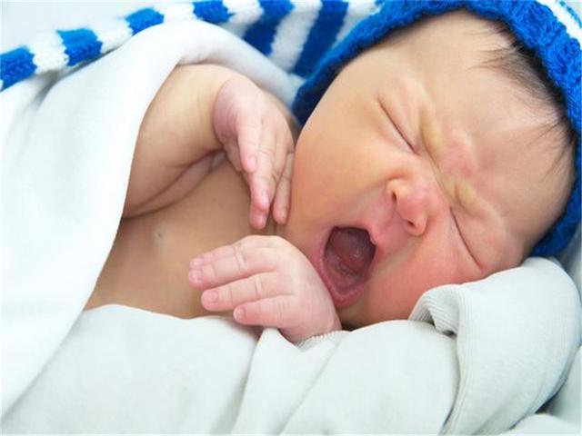宝宝哭闹、睡觉惊醒，大便绿色，是受到了惊吓！