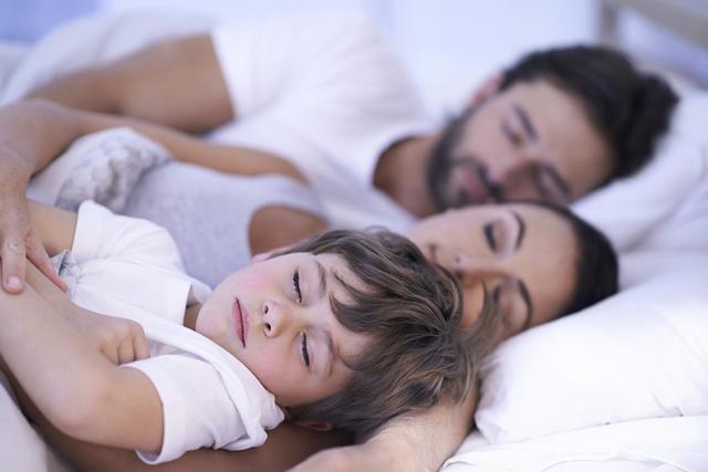 产后坐月子你跟谁睡的？跟老公睡的都后悔