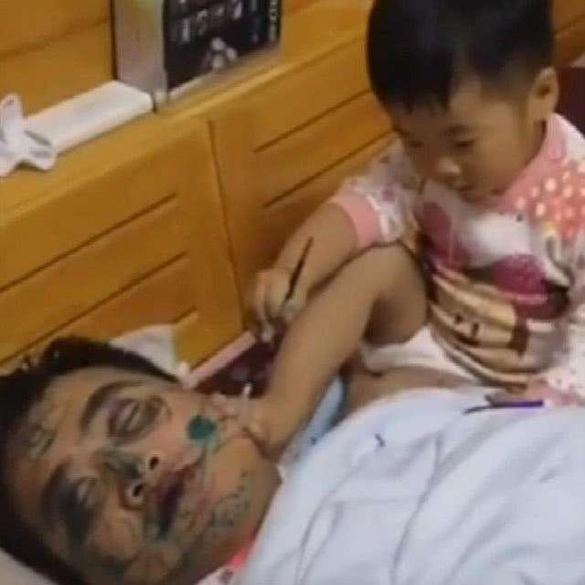 奶爸和儿子一起睡觉,儿子被奶爸吵醒,随后画面,宝妈笑喷了