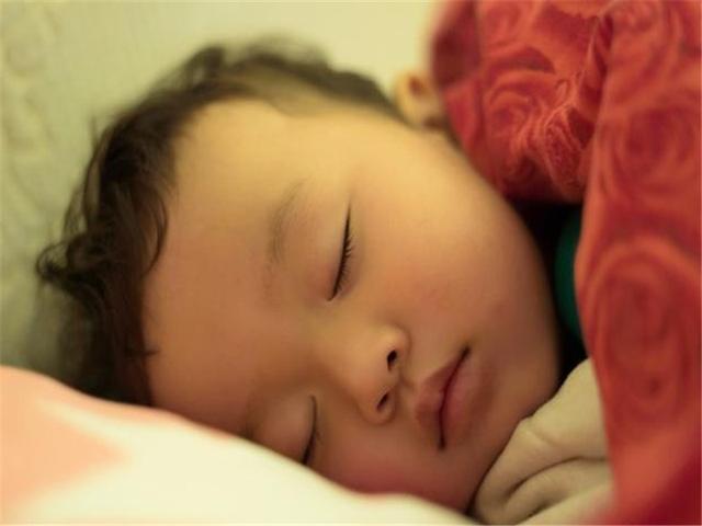 三个月的宝宝，睡觉一惊一乍不踏实，入睡困难，原因一一来说明